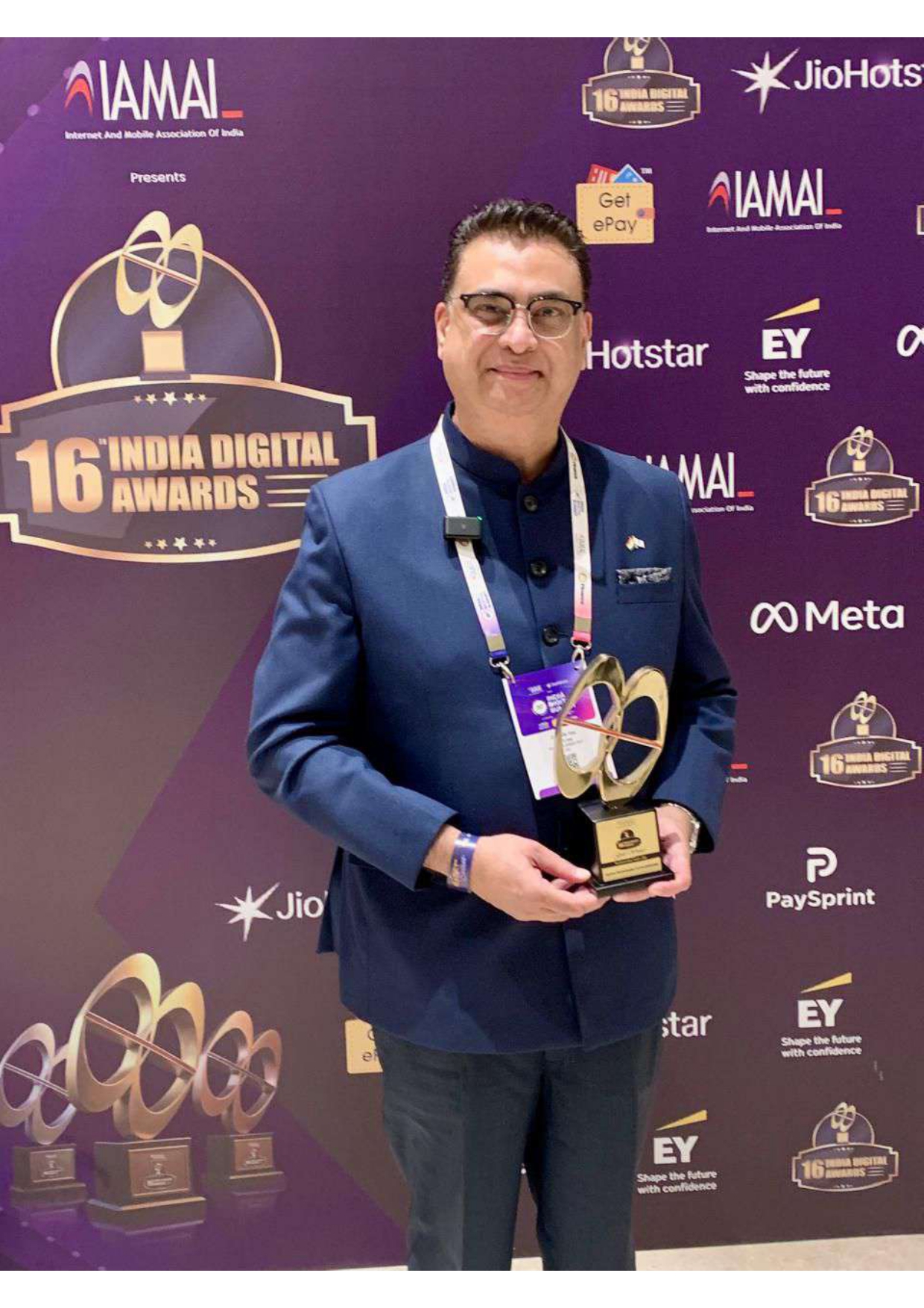 Carl Vaz, Founder & CEO of UXplore Technologies, holding the IAMAI 16th India Digital Awards Gold trophy